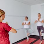 Yoga Kurs im Unternehmen in einem Besprechungsraum