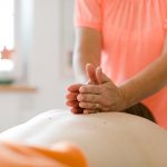 Massage am Rücken