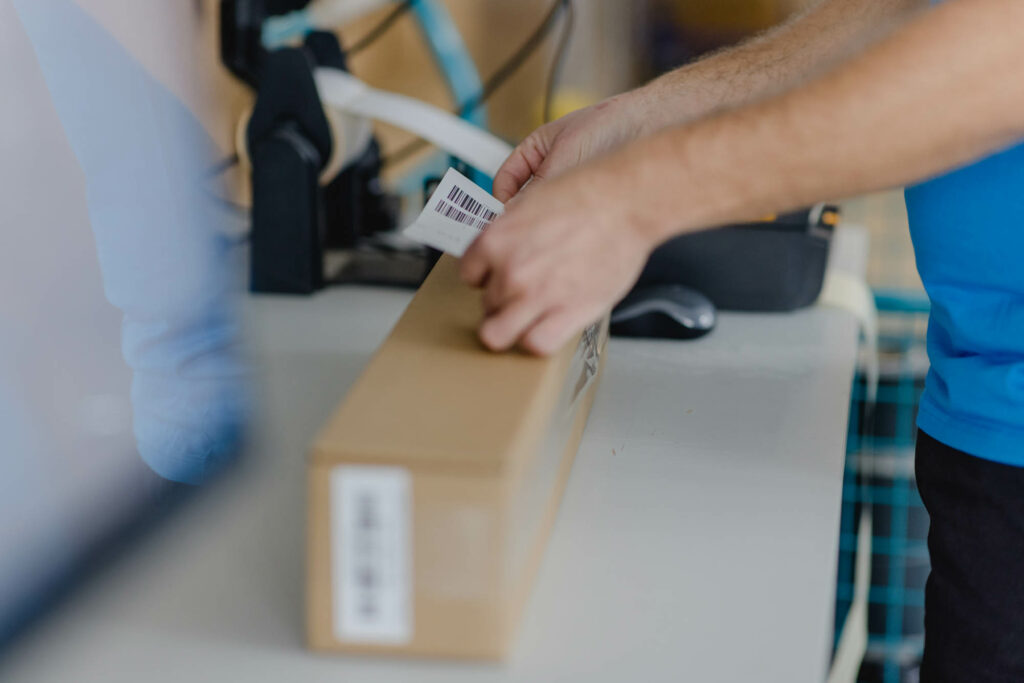 Ein braunes Packet wird etikettiert.