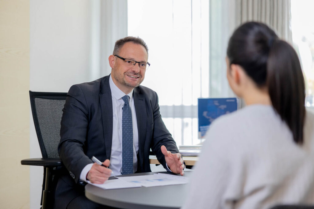 Imagebild eines Beratungsgespräch von einem Vermögensberater bei der Volksbank Oberberg.