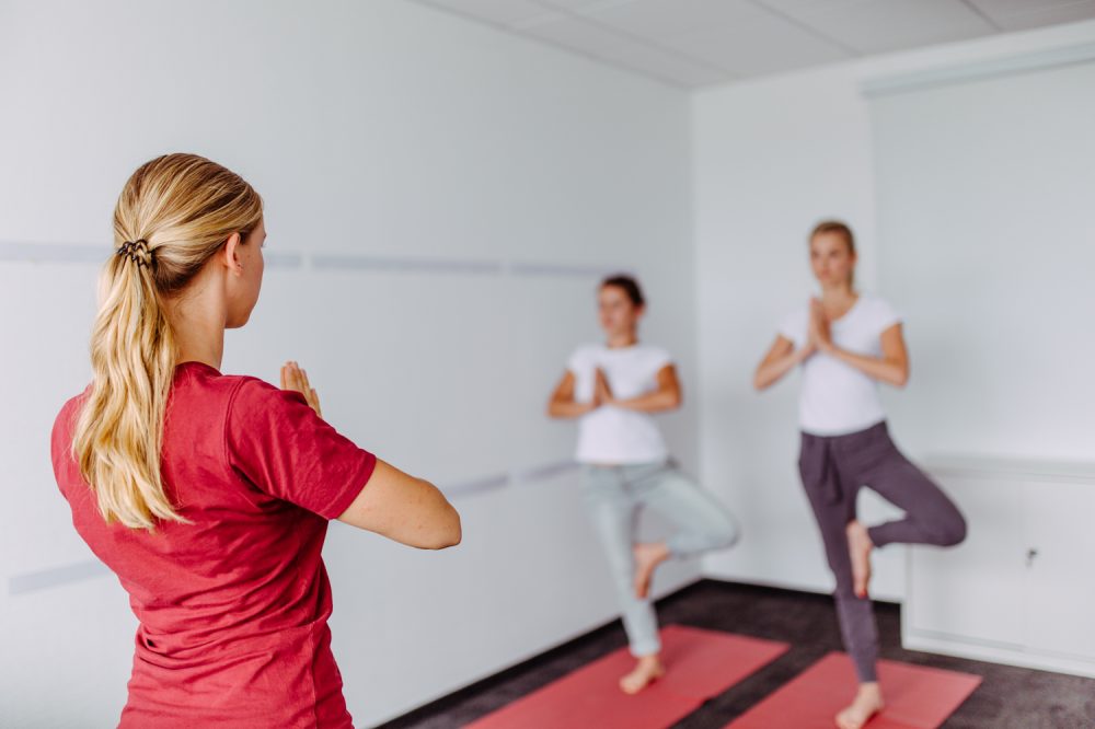 Yoga Kurs im Unternehmen in einem Besprechungsraum