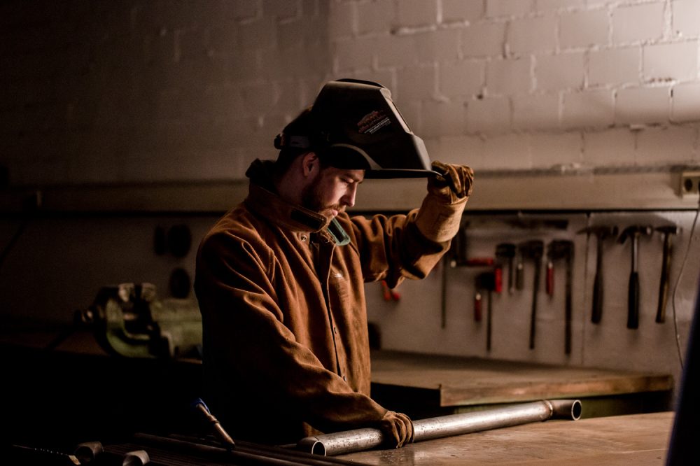 Industriefotografie ein Schlosser bei der Arbeit des Metall zurecht legen
